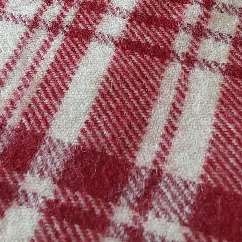 🌺 NEW Soft Acrylic Red & White Fringed Stadium Blanket